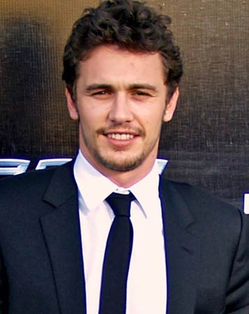 O ator James Franco não é só famoso por ter feito filmes populares como Milk e Homem-Aranha. Seu foco nos estudos também impressiona. Ele fez Letras na Universidade da Califórnia em Los Angeles (UCLA), mestrado em Literatura na Universidade de Columbia, estudou cinema na Universidade de Nova York, ficção no Brooklin College e poesia no Warren Wilson College. Não contente, emendou um doutorado em língua inglesa na Universidade de Yale e está fazendo um segundo doutorado em literatura e escrita criativa na Universidade de Houston