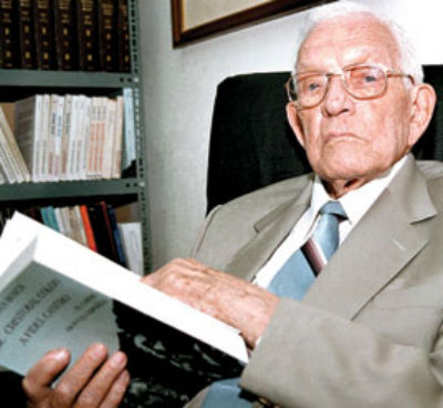 A ditadura militar na República Dominicana começou em 1965. Juan Emilio Bosch Gaviño tinha sido escolhido presidente do país em eleições livres, fato que não acontecia por lá desde 1914. Só que durou pouco: 7 meses depois ele foi deposto pelos militares. Foto: Wikimedia Commons A ditadura militar na República Dominicana começou em 1965. Juan Emilio Bosch Gaviño tinha sido escolhido presidente do país em eleições livres, fato que não acontecia por lá desde 1914. Só que durou pouco: 7 meses depois ele foi deposto pelos militares. Foto: Wikimedia Commons