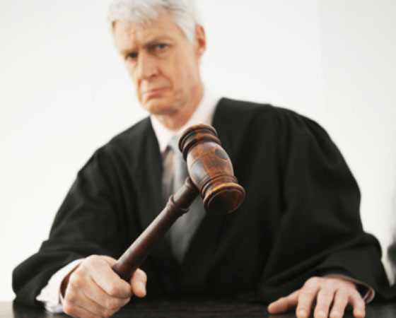 O juiz julga processos e expede mandados de prisão, de busca ou apreensão. Quem opta por essa carreira pode ainda atuar como juiz federal. O juiz julga processos e expede mandados de prisão, de busca ou apreensão. Quem opta por essa carreira pode ainda atuar como juiz federal.