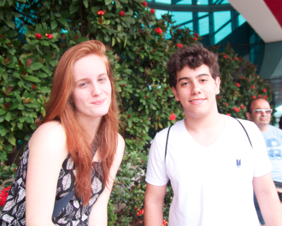 Julia Maria Cordeiro, 16, e Diego Rossigalli, 16, se surpreenderam com a prova. Estava esperando uma prova bem mais difícil, disse Julia. Gostei das questões, e apesar da quantidade de texto achei a prova bastante objetiva, afirmou Diego.