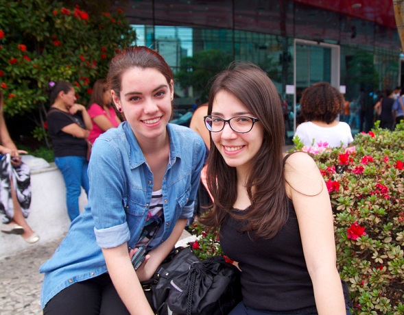 Julia Sprenger, 17 e Larissa Nogueira, 17, estavam preocupadas com a mistura entre matemática e redação antes da prova. São as duas coisas mais difíceis do Enem, diz Larissa.