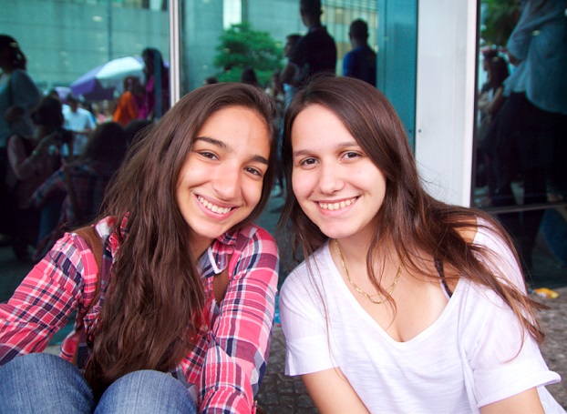 As amigas Karina Rodrigues e Juliana Carvalho comentam a respeito dos atrasados do Enem no dia anterior, que destruíram e pularam portões. Acho que quem fez isso tem que ser punido mesmo. Todo mundo sabe que é pra chegar 1 hora antes no local do exame. As amigas Karina Rodrigues e Juliana Carvalho comentam a respeito dos atrasados do Enem no dia anterior, que destruíram e pularam portões. Acho que quem fez isso tem que ser punido mesmo. Todo mundo sabe que é pra chegar 1 hora antes no local do exame.