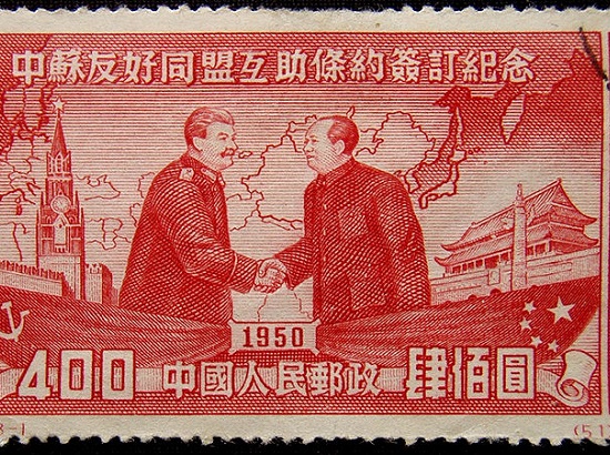 Assim que assumiu o poder, Mao se deparou com um país em pedaços, destruído após décadas de guerra e exploração das potências europeias. Para tentar resolver o problema, ele foi a Moscou e pediu ajuda financeira e técnica a Stalin. O governo Soviético atendeu o pedido, mas se recusou a dar apoio militar para invadir Taiwan. (Foto: Wikimedia Commons) Assim que assumiu o poder, Mao se deparou com um país em pedaços, destruído após décadas de guerra e exploração das potências europeias. Para tentar resolver o problema, ele foi a Moscou e pediu ajuda financeira e técnica a Stalin. O governo Soviético atendeu o pedido, mas se recusou a dar apoio militar para invadir Taiwan. (Foto: Wikimedia Commons)