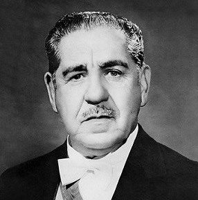 O golpe, que começou com a promessa de rápida volta ao regime democrático, logo adotou medidas ditatoriais. Foi nessa época que surgiram os Atos Institucionais, decretos do Regime Militar que valiam como lei. Os primeiros AIs deram poder aos militares para alterar a constituição, dissolver partidos políticos, determinaram eleições indiretas e revogaram a constituição de 1946, entre outras coisas. Mas foi com a posse do segundo presidente, o Marechal Costa e Silva, que a ditadura endureceu. O golpe, que começou com a promessa de rápida volta ao regime democrático, logo adotou medidas ditatoriais. Foi nessa época que surgiram os Atos Institucionais, decretos do Regime Militar que valiam como lei. Os primeiros AIs deram poder aos militares para alterar a constituição, dissolver partidos políticos, determinaram eleições indiretas e revogaram a constituição de 1946, entre outras coisas. Mas foi com a posse do segundo presidente, o Marechal Costa e Silva, que a ditadura endureceu.