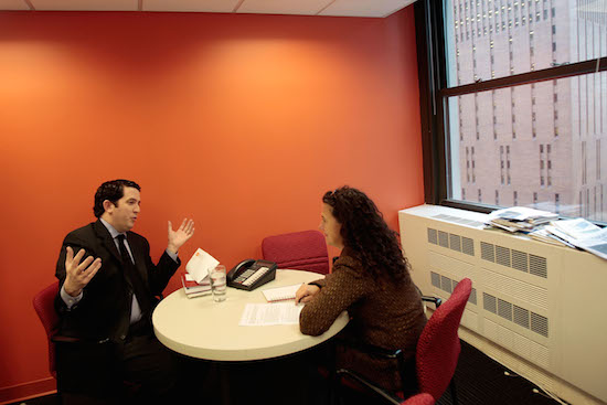 O profissional de marketing precisa vender bem suas ideias e estratégias. Para isso, uma comunicação persuasiva e fundamentada é essencial. (Foto: getty Images) O profissional de marketing precisa vender bem suas ideias e estratégias. Para isso, uma comunicação persuasiva e fundamentada é essencial. (Foto: getty Images)