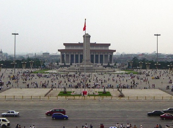 Em 1989, o governo de Dèng Xiǎopíng reprimiu violentamente as manifestações da Praça da Paz Celestial. Ele renunciou após a repercussão internacional negativa e, anos mais tarde, se aposentou. (Foto: Wikimedia Commons) Em 1989, o governo de Dèng Xiǎopíng reprimiu violentamente as manifestações da Praça da Paz Celestial. Ele renunciou após a repercussão internacional negativa e, anos mais tarde, se aposentou. (Foto: Wikimedia Commons)