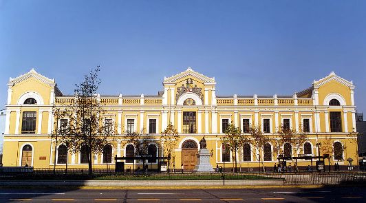 A instituição chilena oferece 21 MBA´s. Os cursos exploram diferentes áreas, desde marketing até políticas públicas. Créditos: Wiki Commons A instituição chilena oferece 21 MBA´s. Os cursos exploram diferentes áreas, desde marketing até políticas públicas. Créditos: Wiki Commons