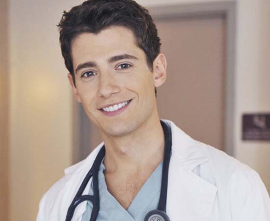 Médico residente Wren Kingston da série ‘Pretty Little Liars’.