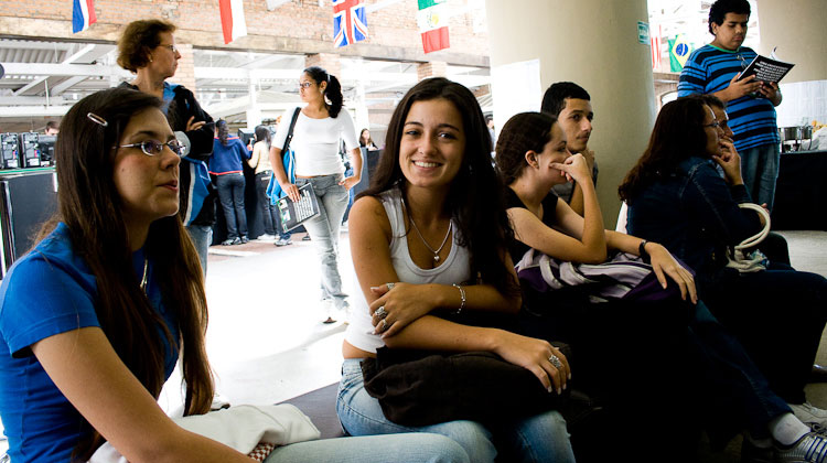 Alunos consideraram tema de redação, feita na parte da manhã, tranquilo