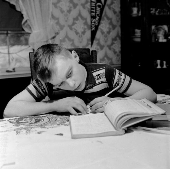 menino-estudando-mesa.jpg