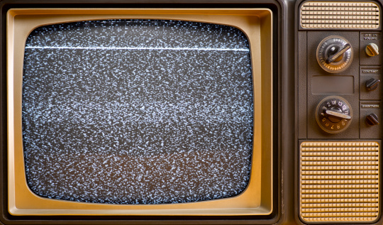 Na área de planejamento de mídia, o publicitário escolhe os veículos de comunicação mais adequados para difundir uma campanha, além de negociar a compra de espaço para anúncios em outdoors, jornais, revistas, TVs, rádios e internet. Na área de planejamento de mídia, o publicitário escolhe os veículos de comunicação mais adequados para difundir uma campanha, além de negociar a compra de espaço para anúncios em outdoors, jornais, revistas, TVs, rádios e internet.