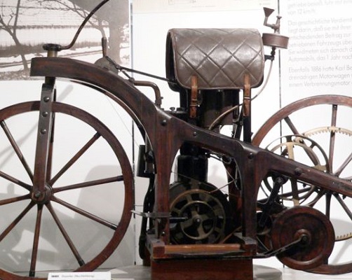 O primeiro motor a explosão foi criado em 1885, pelo alemão Wilhelm Daimler, que também criou a motocicleta. Não demorou muito até que a indústria automobilística se desenvolvesse. (Foto: Wikimedia Commons) O primeiro motor a explosão foi criado em 1885, pelo alemão Wilhelm Daimler, que também criou a motocicleta. Não demorou muito até que a indústria automobilística se desenvolvesse. (Foto: Wikimedia Commons)
