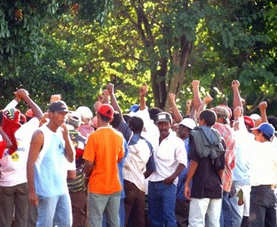 Movimentos Sociais - Os movimentos sociais brasileiros ganharam mais importância a partir da década de 1960, quando surgiram os primeiros movimentos de luta contra a política vigente, ou seja, a população insatisfeita com as transformações ocorridas tanto no campo econômico e social. Movimentos Sociais - Os movimentos sociais brasileiros ganharam mais importância a partir da década de 1960, quando surgiram os primeiros movimentos de luta contra a política vigente, ou seja, a população insatisfeita com as transformações ocorridas tanto no campo econômico e social.