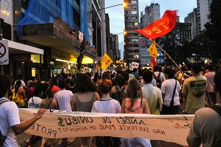 Entenda as formas de organização social, movimentos sociais, pensamento político e ação do Estado. Entenda as formas de organização social, movimentos sociais, pensamento político e ação do Estado.