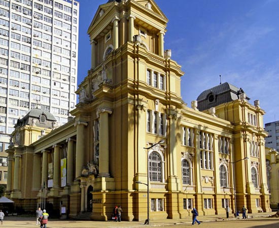 MUSEU DE ARTE DO RIO GRANDE DO SUL - Composto basicamente por arte gaúcha do século 20, possui mais de 2.700 peças, incluindo pinturas, esculturas e gravuras. Está localizado na Praça da Alfândega, em Porto Alegre.