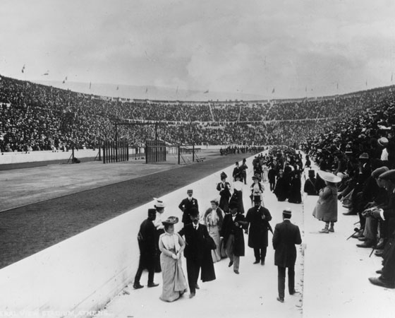 Em 1896, corredores e ciclistas usavam cocaína, efedrina e estricnina em forma de pequenas esferas, chamadas de bolinhas, para ficarem mais rápidos. Na época, o doping não era proibido, embora fosse malvisto. Após a Segunda Guerra, jovens soldados que viraram atletas disseminaram o uso de anfetaminas e esteroides anabolizantes. A primeira era usada no front para diminuir a fome, a sede e o cansaço. Já a segunda era usada no pós-guerra para recuperar a massa muscular de prisioneiros desnutridos. Na foto: pessoas caminham no estádio olímpico de Atenas durante os jogos de 1896. Crédito: Getty Images Em 1896, corredores e ciclistas usavam cocaína, efedrina e estricnina em forma de pequenas esferas, chamadas de bolinhas, para ficarem mais rápidos. Na época, o doping não era proibido, embora fosse malvisto. Após a Segunda Guerra, jovens soldados que viraram atletas disseminaram o uso de anfetaminas e esteroides anabolizantes. A primeira era usada no front para diminuir a fome, a sede e o cansaço. Já a segunda era usada no pós-guerra para recuperar a massa muscular de prisioneiros desnutridos. Na foto: pessoas caminham no estádio olímpico de Atenas durante os jogos de 1896. Crédito: Getty Images
