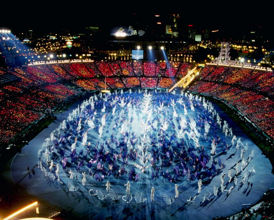 Em Atlanta, nos Estados Unidos, a grandiosidade ganha terreno, com 10 mil atletas na edição de 100 anos dos jogos modernos. Um atentado a bomba no Centennial Olympic Park, a poucos metros da vila olímpica, matou duas pessoas e gerou críticas ao país por não ter conseguido evitá-lo. Alguns anos depois, o americano Eric Robert Rudolph, simpatizante de milícias extremistas e movimentos religiosos hostis ao governo federal, admitiu ser culpado pelo ataque e foi condenado à prisão perpétua. Na foto: cerimônia de abertura. Crédito: Getty Images Em Atlanta, nos Estados Unidos, a grandiosidade ganha terreno, com 10 mil atletas na edição de 100 anos dos jogos modernos. Um atentado a bomba no Centennial Olympic Park, a poucos metros da vila olímpica, matou duas pessoas e gerou críticas ao país por não ter conseguido evitá-lo. Alguns anos depois, o americano Eric Robert Rudolph, simpatizante de milícias extremistas e movimentos religiosos hostis ao governo federal, admitiu ser culpado pelo ataque e foi condenado à prisão perpétua. Na foto: cerimônia de abertura. Crédito: Getty Images