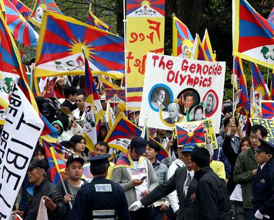 Na edição dos Jogos realizada em Pequim, o Tibete, ao sul da China, ganhou destaque com os protestos realizados durante o evento por monges e simpatizantes pela independência da região. A China repreendeu o movimento com violência, o que rendeu ameaças (não cumpridas) de boicotes econômicos por parte de outros países. Crédito: Getty Images Na edição dos Jogos realizada em Pequim, o Tibete, ao sul da China, ganhou destaque com os protestos realizados durante o evento por monges e simpatizantes pela independência da região. A China repreendeu o movimento com violência, o que rendeu ameaças (não cumpridas) de boicotes econômicos por parte de outros países. Crédito: Getty Images