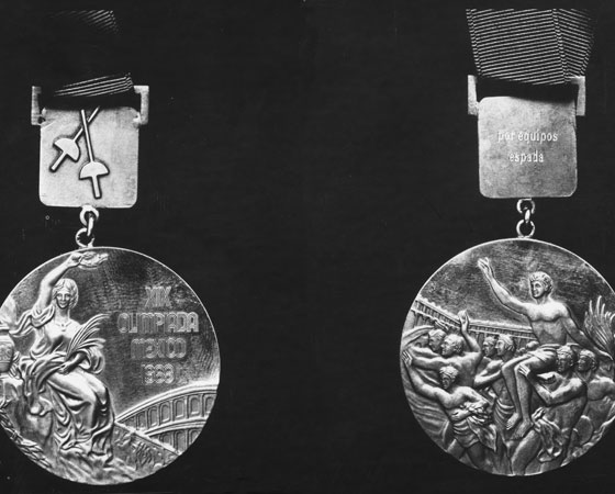 A entrega de medalhas de ouro só começou na Olimpíada de 1904 em Saint Louis, nos Estados Unidos. Essa é considerada uma das mais mal organizadas da história: as disputas duraram quase cinco meses e ficaram marcadas por um episódio grotesco. O corredor norte-americano Fred Lorz chegou em primeiro lugar na maratona, mas logo foi desclassificado. Depois de correr os primeiros 10 quilômetros, ele pegou carona em um carro que o levou até perto do estádio. De lá voltou à corrida como se nada tivesse acontecido. Na foto: medalhas de ouro dos Jogos Olímpicos do México em 1968. Crédito: Getty Images A entrega de medalhas de ouro só começou na Olimpíada de 1904 em Saint Louis, nos Estados Unidos. Essa é considerada uma das mais mal organizadas da história: as disputas duraram quase cinco meses e ficaram marcadas por um episódio grotesco. O corredor norte-americano Fred Lorz chegou em primeiro lugar na maratona, mas logo foi desclassificado. Depois de correr os primeiros 10 quilômetros, ele pegou carona em um carro que o levou até perto do estádio. De lá voltou à corrida como se nada tivesse acontecido. Na foto: medalhas de ouro dos Jogos Olímpicos do México em 1968. Crédito: Getty Images