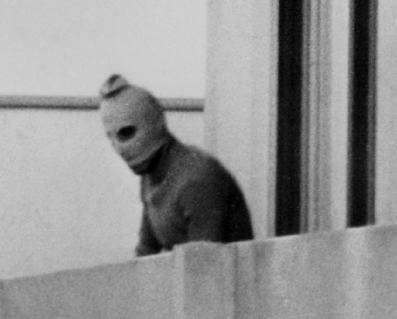 O maior trauma olímpico aconteceu em 1972. Terroristas palestinos da organização Setembro Negro invadiram os alojamentos da delegação de Israel na Vila Olímpica de Munique, na Alemanha, mataram dois atletas e fizeram nove reféns. Eles exigiam a libertação de 234 palestinos presos em Israel, além de um avião para a fuga. Num resgate fracassado, mais 14 pessoas morreram. Para especialistas, o Setembro Negro é fruto de uma época de recrudescimento dos atritos entre Israel e os países árabes, após a Guerra dos Seis Dias. Em 1967, o Exército israelense ocupou a Faixa de Gaza na Jordânia e partes da Síria e do Egito, onde viviam 1 milhão de palestinos. Clique no Leia mais para saber detalhes do atentado. Na foto: um dos oito terroristas na sacada da Vila Olímpica enquanto o sequestro ocorria. Crédito: Getty Images O maior trauma olímpico aconteceu em 1972. Terroristas palestinos da organização Setembro Negro invadiram os alojamentos da delegação de Israel na Vila Olímpica de Munique, na Alemanha, mataram dois atletas e fizeram nove reféns. Eles exigiam a libertação de 234 palestinos presos em Israel, além de um avião para a fuga. Num resgate fracassado, mais 14 pessoas morreram. Para especialistas, o Setembro Negro é fruto de uma época de recrudescimento dos atritos entre Israel e os países árabes, após a Guerra dos Seis Dias. Em 1967, o Exército israelense ocupou a Faixa de Gaza na Jordânia e partes da Síria e do Egito, onde viviam 1 milhão de palestinos. Clique no Leia mais para saber detalhes do atentado. Na foto: um dos oito terroristas na sacada da Vila Olímpica enquanto o sequestro ocorria. Crédito: Getty Images