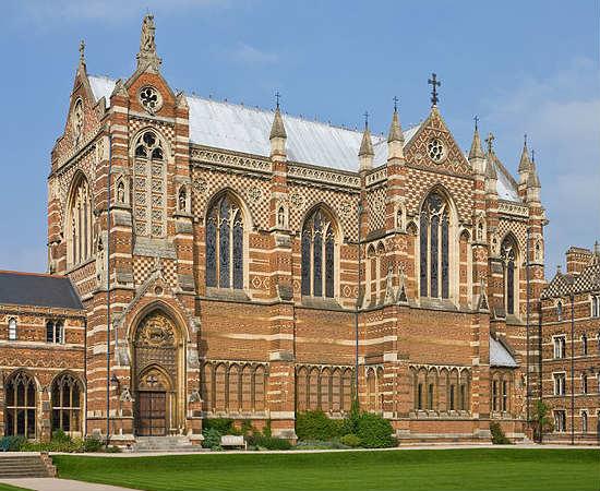 Esta universidade, baseada na Inglaterra, é a universidade de língua inglesa mais antiga do mundo. É até difícil definir quando foi criada, mas existem indícios de que já existia em 1096. Abrigou nomes importantes de muitas áreas do conhecimento, como Stephen Hawking (que também frequentou Cambridge), J. R. R. Tolkien, o primeiro-ministro atual David Cameron e diversas autoridades políticas de países fora do Reino Unido. Esta universidade, baseada na Inglaterra, é a universidade de língua inglesa mais antiga do mundo. É até difícil definir quando foi criada, mas existem indícios de que já existia em 1096. Abrigou nomes importantes de muitas áreas do conhecimento, como Stephen Hawking (que também frequentou Cambridge), J. R. R. Tolkien, o primeiro-ministro atual David Cameron e diversas autoridades políticas de países fora do Reino Unido.