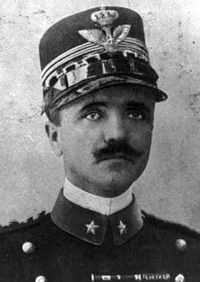 Depois de várias derrotas no norte da África, o rei Vittorio Emanuelle III demitiu Benito Mussolini do cargo. O marechal Badoglio, novo líder do governo, assinou a rendição da Itália em 1943 e declarou guerra à Alemanha. <br><br>Mussolini foi encontrado por guerrilheiros italianos em 1045, enquanto tentava fugir do país. Ele e a mulher foram fuzilados. Seus corpos foram pendurados de cabeça para baixo num post de gasolina.