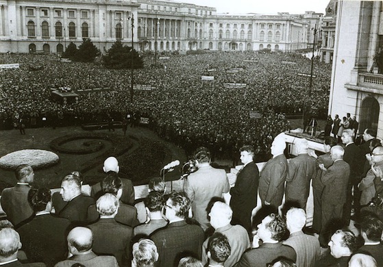 MAIO DE 68 (1968): Greve geral ocorrida na França liderada pelo movimento estudantil que buscava o fortalecimento de políticas de esquerda. É considerado um dos movimentos sociais mais importantes do século 20.