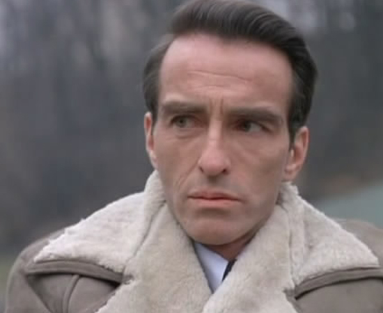 No filme ‘TALVEZ SEJA MELHOR ASSIM’ (1966), o físico americano James Bower é chantageado pela CIA para conseguir um microfilme de um cientista russo. Para cumprir a missão, ele viaja para a Alemanha Oriental.