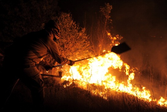 Os bombeiros são vistos de forma idealizada pela sociedade, o que dificulta perceber as dificuldades pelas quais passam. A urgência  das situações atendidas torna a profissão altamente estressante. (Imagem: Getty Images)