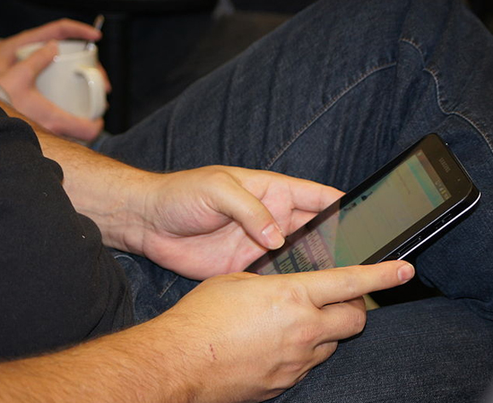 PUBLICIDADE E PROPAGANDA - O publicitário cria, realiza e divulga campanhas e peças publicitárias, procurando a melhor forma de apresentar um produto ou serviço ao consumidor e promover sua venda. Como comunicador, este profissional tem autonomia para redigir peças publicitárias, como roteiros de comerciais de TV, por exemplo. PUBLICIDADE E PROPAGANDA - O publicitário cria, realiza e divulga campanhas e peças publicitárias, procurando a melhor forma de apresentar um produto ou serviço ao consumidor e promover sua venda. Como comunicador, este profissional tem autonomia para redigir peças publicitárias, como roteiros de comerciais de TV, por exemplo.