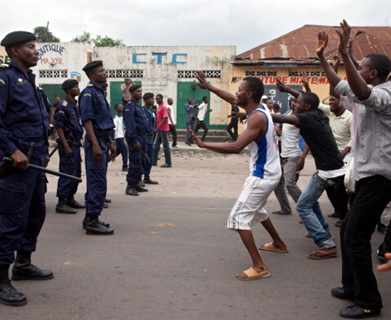 187ª posição - REPÚBLICA DEMOCRÁTICA DO CONGO. O país já passou por vários episódios de colonização, conflitos étnicos e guerras civis. A primeira eleição pluripartidarista ocorreu em 2006, mas isso não foi indício de paz. Em 2012, ocorreram várias disputas armadas entre militares, civis, rebeldes e milícias. 187ª posição - REPÚBLICA DEMOCRÁTICA DO CONGO. O país já passou por vários episódios de colonização, conflitos étnicos e guerras civis. A primeira eleição pluripartidarista ocorreu em 2006, mas isso não foi indício de paz. Em 2012, ocorreram várias disputas armadas entre militares, civis, rebeldes e milícias.