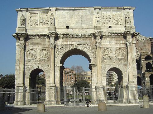 Depois de Otávio, vieram vários imperadores (Tibério, Calígula, Cláudio e Nero). Pouco ao pouco, as fraquezas da civilização romana foram reveladas. A economia escravista e a corrupção levaram o império à decadência. Neste momento de crise, os principais governantes foram: Diocleciano, Constantino e Teodósio. Apesar dos esforços dos três, Roma foi tomada por povos bárbaros - visigodos, vândalos e hérulos. (Créditos: Wiki Commons) Depois de Otávio, vieram vários imperadores (Tibério, Calígula, Cláudio e Nero). Pouco ao pouco, as fraquezas da civilização romana foram reveladas. A economia escravista e a corrupção levaram o império à decadência. Neste momento de crise, os principais governantes foram: Diocleciano, Constantino e Teodósio. Apesar dos esforços dos três, Roma foi tomada por povos bárbaros - visigodos, vândalos e hérulos. (Créditos: Wiki Commons)