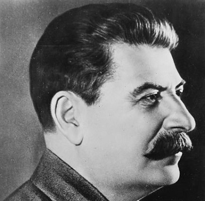 Lenin morreu em 1924, supostamente de causas naturais. Após uma luta pelo poder entre Trotski e Stalin, o último saiu vitorioso. Mais tarde Trotski foi exilado e assassinado, a mando de Stalin. Lenin morreu em 1924, supostamente de causas naturais. Após uma luta pelo poder entre Trotski e Stalin, o último saiu vitorioso. Mais tarde Trotski foi exilado e assassinado, a mando de Stalin.