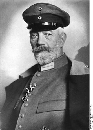 Era o chanceler da Alemanha no momento da eclosão da Primeira Guerra. Com o assassinato do arquiduque Francisco Ferdinando, garantiu o apoio alemão à Austria-Hungria na tensão contra os sérvios. Foi ele também que, em 1917, adotou a guerra submarina irrestrita, o que acabou levando os Estados Unidos a se juntarem à Triplice Entente (Reino Unido, França e Império Russo) na Guerra. (Foto: Wikimedia Commons) Era o chanceler da Alemanha no momento da eclosão da Primeira Guerra. Com o assassinato do arquiduque Francisco Ferdinando, garantiu o apoio alemão à Austria-Hungria na tensão contra os sérvios. Foi ele também que, em 1917, adotou a guerra submarina irrestrita, o que acabou levando os Estados Unidos a se juntarem à Triplice Entente (Reino Unido, França e Império Russo) na Guerra. (Foto: Wikimedia Commons)