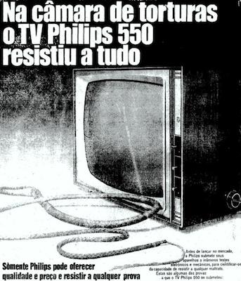 O Governo Militar também utilizava os meios de comunicação a seu favor. O lema do período era Brasil: ame-o ou deixe-o. O que vemos na foto, no entanto, é a Phillips que utiliza o regime para promover seu produto, de forma bastante politicamente incorreta.