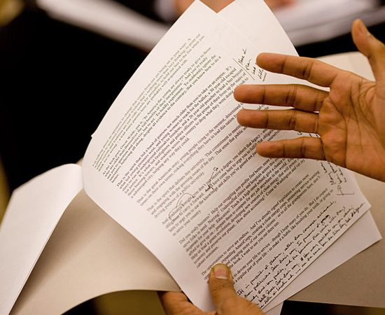 TRADUTOR E INTÉRPRETE - É a transposição do significado de textos e de falas de um idioma para outro. O tradutor faz a versão escrita de livros, documentos e textos em geral de uma língua para outra. TRADUTOR E INTÉRPRETE - É a transposição do significado de textos e de falas de um idioma para outro. O tradutor faz a versão escrita de livros, documentos e textos em geral de uma língua para outra.