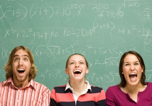 trio-assustado-lousa-matematica.jpg