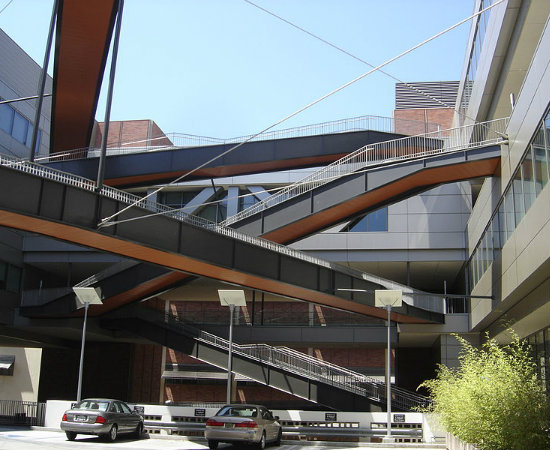 A famosa UCLA é berço tanto de vencedores do Pulitzer como dos integrantes da banda Maroon 5 e The Doors. Com grande foco em produção cultural, esta ramificação da Universidade da Califórnia é a segunda mais antiga da região. A UCLA também é ponto de encontro de vencedores do Oscar: o ator James Franco e o compositor John Williams também estudaram lá. A famosa UCLA é berço tanto de vencedores do Pulitzer como dos integrantes da banda Maroon 5 e The Doors. Com grande foco em produção cultural, esta ramificação da Universidade da Califórnia é a segunda mais antiga da região. A UCLA também é ponto de encontro de vencedores do Oscar: o ator James Franco e o compositor John Williams também estudaram lá.