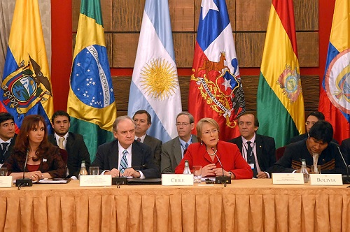 A Unasul tem como membros doze países da América do Sul, entre eles o Brasil. O tratado que criou a organização foi aprovado em 2008, durante uma reunião em Brasília. Na ocasião foi definido que a sede do bloco será em Quito, no Equador. (Foto: Wikimedia Commons) A Unasul tem como membros doze países da América do Sul, entre eles o Brasil. O tratado que criou a organização foi aprovado em 2008, durante uma reunião em Brasília. Na ocasião foi definido que a sede do bloco será em Quito, no Equador. (Foto: Wikimedia Commons)