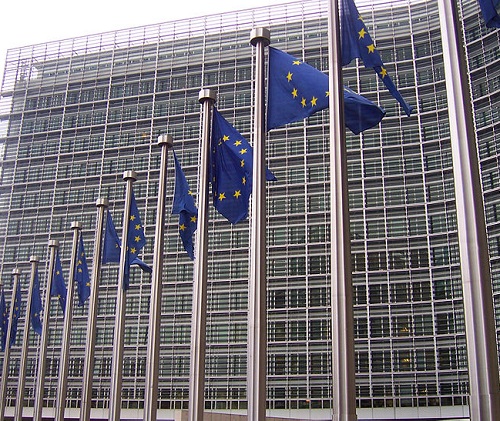 A União Europeia é o bloco econômico mais avançado do planeta. Representa 20% do PIB e 7% da população mundial. Foi abolida a necessidade de passaporte para entrar nos estados membros, além de ter sido criada uma moeda comum, o Euro, adotado por muitos dos países da União Europeia. (Foto: Wikimedia Commons) A União Europeia é o bloco econômico mais avançado do planeta. Representa 20% do PIB e 7% da população mundial. Foi abolida a necessidade de passaporte para entrar nos estados membros, além de ter sido criada uma moeda comum, o Euro, adotado por muitos dos países da União Europeia. (Foto: Wikimedia Commons)