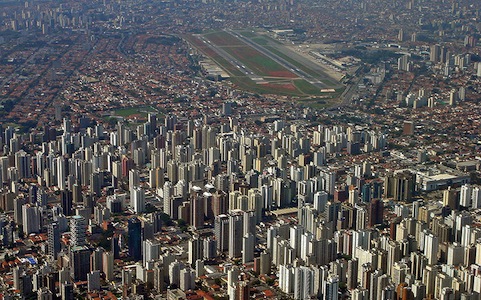 Entenda o processo de urbanização cada vez mais acelerado e a queda no crescimento da população brasileira. Entenda o processo de urbanização cada vez mais acelerado e a queda no crescimento da população brasileira.