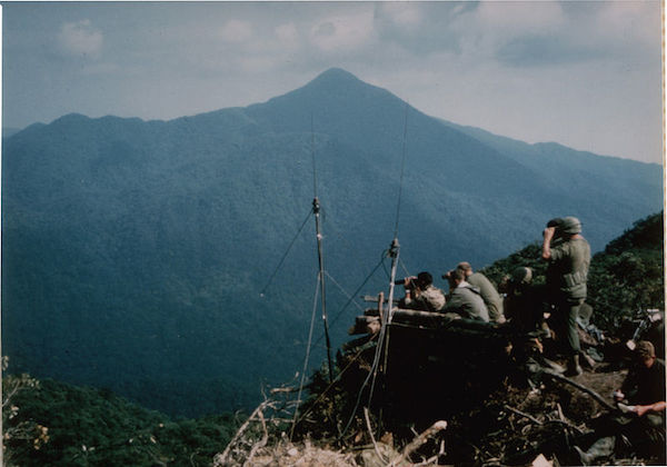 A Guerra do Vietnã é considerada o grande fracasso militar dos Estados Unidos. Em 1954, o país enviou tropas para ajudar os exércitos do sul, capitalistas, a combateram o norte, comunista. As tropas permaneceram lá até 1973, com a rendição do sul.