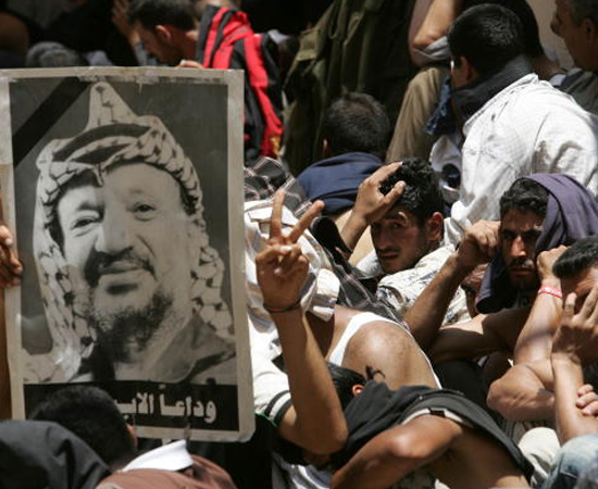 Yasser Arafat - Clique em Leia Mais e veja como o possível envenenamento do líder pode cair no vestibular. Yasser Arafat - Clique em Leia Mais e veja como o possível envenenamento do líder pode cair no vestibular.