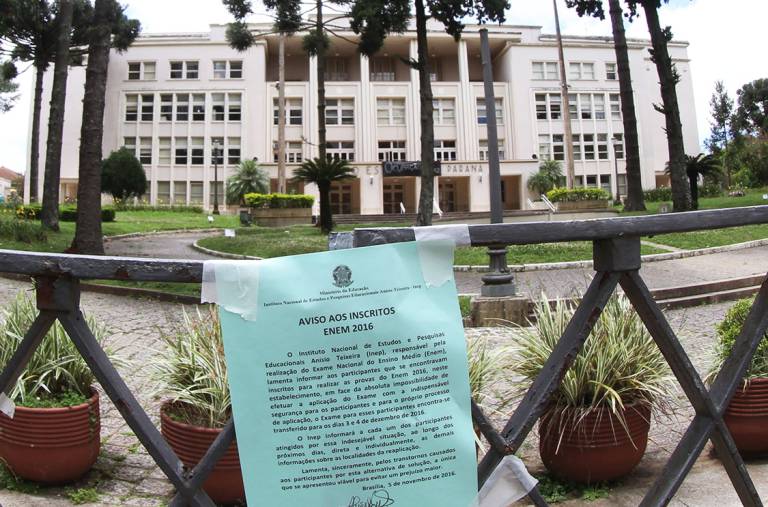 Comunicado avisa que os inscritos no Enem 2016 que fariam as provas neste sábado (05) no Colégio Estadual do Paraná terão que realizar as provas em dezembro devido a ocupação na escola, em Curitiba (Vagner Rosário/VEJA.com) Comunicado avisa que os inscritos no Enem 2016 que fariam as provas neste sábado (05) no Colégio Estadual do Paraná terão que realizar as provas em dezembro devido a ocupação na escola, em Curitiba (Vagner Rosário/VEJA.com)