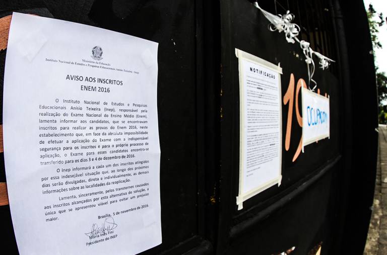 Comunicados avisa que os inscritos no Enem 2016 que fariam as provas neste sábado (05) no Colégio Estadual Leoncio Corrêa em Curitiba, terão que realizar as provas em dezembro devido a ocupação na escola (Vagner Rosário/VEJA.com) Comunicados avisa que os inscritos no Enem 2016 que fariam as provas neste sábado (05) no Colégio Estadual Leoncio Corrêa em Curitiba, terão que realizar as provas em dezembro devido a ocupação na escola (Vagner Rosário/VEJA.com)