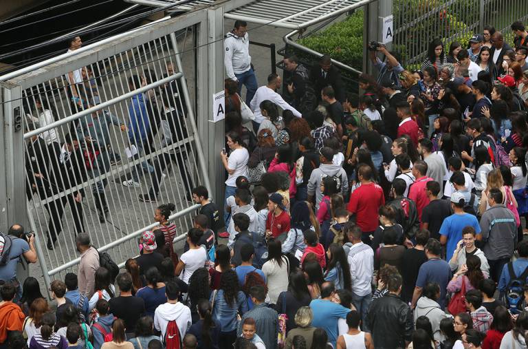 Portões são abertos para o primeiro dia de prova do Enem 2016, em São Paulo (Ricardo Matsukawa/VEJA.com) Portões são abertos para o primeiro dia de prova do Enem 2016, em São Paulo (Ricardo Matsukawa/VEJA.com)