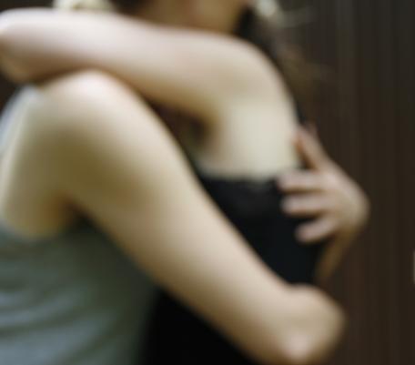 Escola estabelece nova regra: abraços são proibidos!