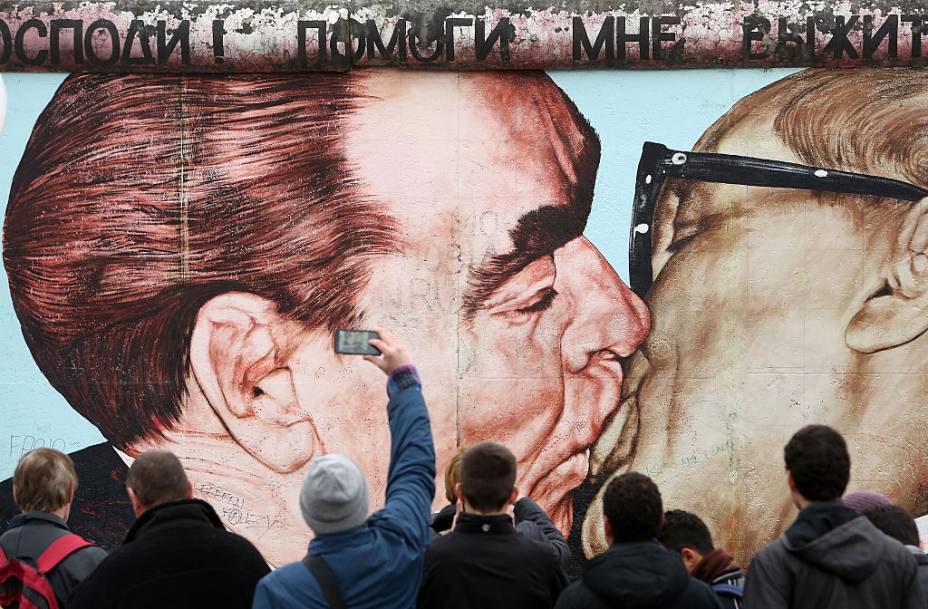 Este é um dos mais famosos grafites do mundo, pintado em um trecho do muro de Berlim. A imagem mostra os estadistas Leonid Brezhnev, presidente da União Soviética, e Erich Honecker, premiê da Alemanha Oriental. A pintura, na verdade, é uma reprodução de uma foto tirada em 1979, na qual os dois estadistas dão o chamado “beijo fraterno”, um cumprimento típico entre comunistas. Já o grafite, intitulado “Meu Deus, Ajuda-me a Sobreviver a Este Amor Mortal”, foi feito pelo russo Dmitri Vrubel em 1990, quando diversos grafiteiros foram convidados a pintar em partes do Muro de Berlim que ficariam de pé. O beijo entre os dois líderes comunistas, pintado em um símbolo da divisão entre os mundos capitalistas e socialistas, não deixa de ser uma criativa sacada irônica. (foto: Adam Berry/Getty Images)