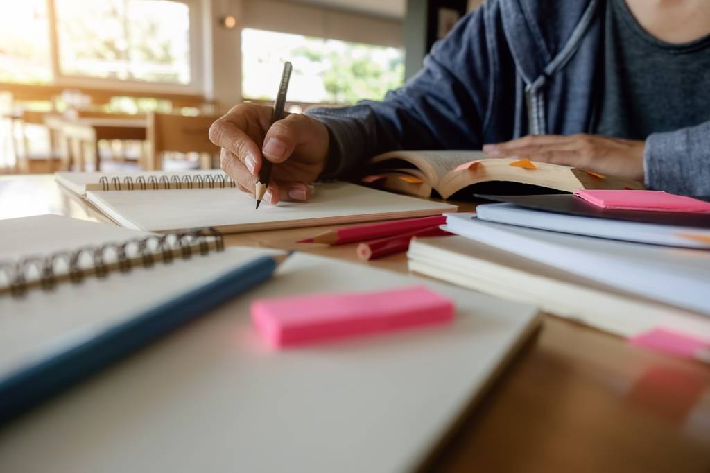 Como estudar 2 horas por dia nas férias pode salvar sua vaga