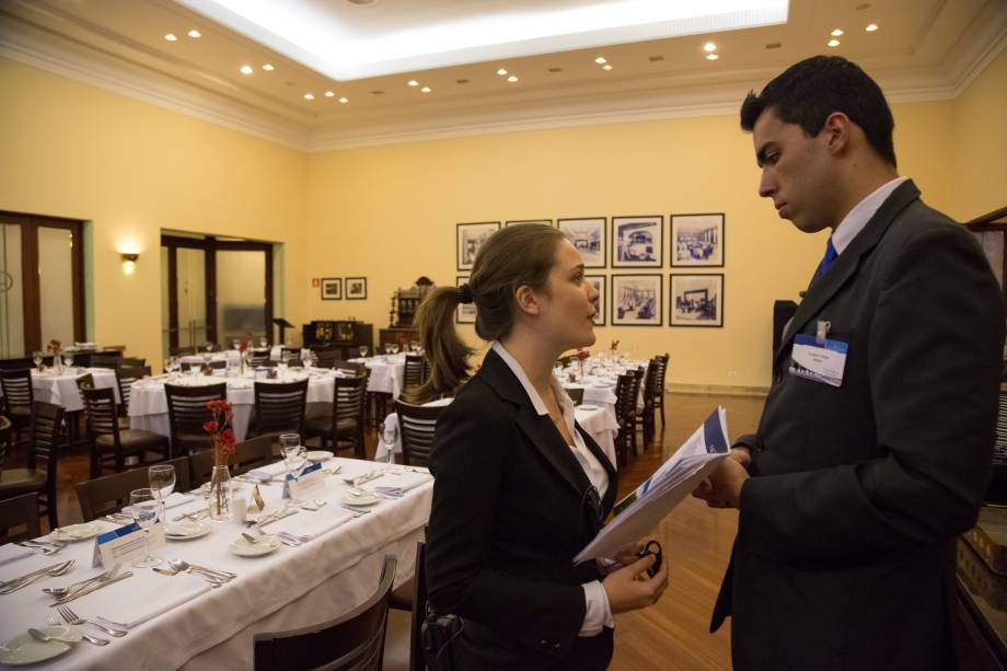 <b>Alunos trabalham no restaurante do hotel</b>, no evento “Desafio Senac: Alunos no Comando”. Durante um final de semana, eles assumem todas as funções do hotel, sob a supervisão de professores e funcionários. <b>Alunos trabalham no restaurante do hotel</b>, no evento “Desafio Senac: Alunos no Comando”. Durante um final de semana, eles assumem todas as funções do hotel, sob a supervisão de professores e funcionários.